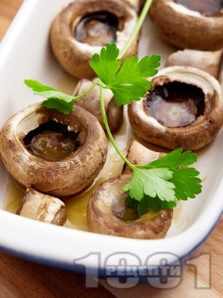 Лесни печени кафяви гъби печурки с масло на фурна за предястие или гарнитура - снимка на рецептата